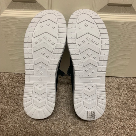 New Fuzzy Slipper Shoes comfortable house slippers soft warm black white NWOT - Picture 5 of 6